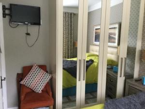 Dormitorio pequeño con cama y espejo en Krakow B&B en Dundalk