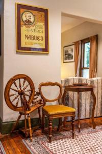 a room with two chairs and a poster on the wall at The spotted cow,city fringe,pet friendly-Free wine in Thebarton +24 photos