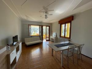 - un salon avec une table et un canapé dans l'établissement Sarnico giardino sul lago, à Sarnico