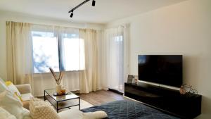 a living room with a large flat screen tv at Zentral & Modern Nähe Düsseldorf und Köln in Wuppertal