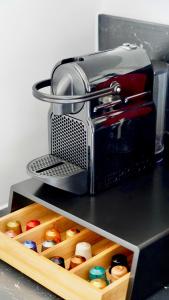 a toaster sitting on top of a counter at Sehr Zentral, Modern & Luxuriös inklusive Parkplatz in Wuppertal