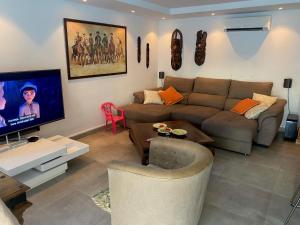 sala de estar con sofá y TV en Casa Tauro Gran Canaria en Mogán