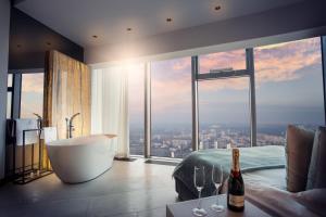 Posteľ alebo postele v izbe v ubytovaní In The Sky - Apartamenty w Sky Tower