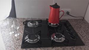 una estufa con un hervidor de agua rojo encima en MADRESELVA en San Rafael