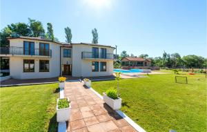 uma casa grande com um quintal relvado com uma piscina em Nice Home In Donji Prolozac With Wifi em Donji Proložac