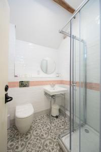 een badkamer met een toilet, een wastafel en een douche bij Mycock Cottage in Buxton