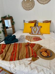 ein Bett mit einer Decke und einem Korb Brot darauf in der Unterkunft Lovely flat border to Monaco- private parking - sea view and terrace in Beausoleil