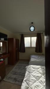 1 dormitorio con cama y ventana en Aladdin pyramids City 2, en El Cairo