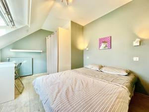 - une chambre avec un grand lit dans l'établissement L'Orangerie - T4 - Centre ville - Wifi Fibre - Au calme - Lumineux, à Lorient