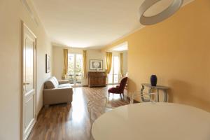 salon ze stołem i kanapą w obiekcie Montenapoleone - Sant Andrea Charme PentHouse w Mediolanie