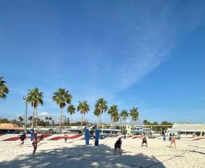 een groep mensen die volleyballen op het strand bij The perfect Gulfport Fl Getaway! in St Petersburg