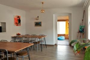 une salle à manger avec des tables et des chaises en bois dans l'établissement Dom prywatny, à Przesieka