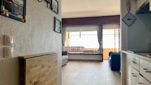 Il comprend une cuisine et un salon avec vue sur un balcon. dans l'établissement Sun & Sea 509, à Sesimbra