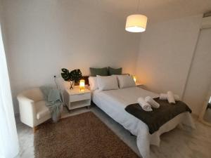 1 dormitorio con 1 cama, 1 sofá y 1 silla en Casa Palacio Arcos del Carmen, en Jerez de la Frontera