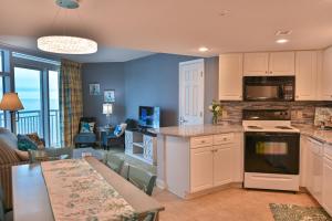 eine Küche und ein Wohnzimmer mit einem Tisch und einem Esszimmer in der Unterkunft Pristine Condo Glorious Ocean View HS 11th Floor in Myrtle Beach