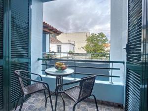 un tavolo su un balcone con due sedie e una ciotola di frutta di Milagres Apartment by Atlantic Holiday a Machico