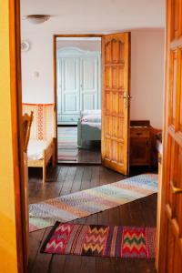 a room with a door open to a bedroom at Gazdov dvor in Vavrišovo
