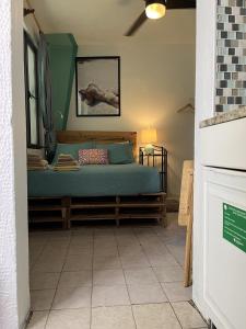 1 dormitorio con 1 cama en una habitación en Coqui del Mar - LGBTQ Hotel - Adults Only, en San Juan