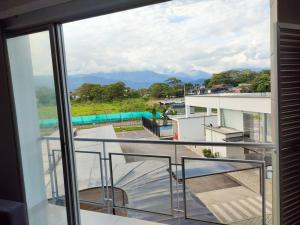 balcón con vistas a las montañas en Nueva Suite De Lujo Familiar excelente ubicación, en Villavicencio