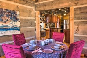 comedor con mesa y sillas rosas en The Cabin at Marys Place with Deck and Mtn Views! en Maggie Valley