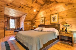1 dormitorio con 1 cama en una cabaña de madera en The Cabin at Marys Place with Deck and Mtn Views! en Maggie Valley