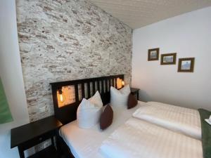 Postel nebo postele na pokoji v ubytování Hotel Rathaus