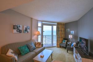 sala de estar con sofá y vistas al océano en Pristine Condo Glorious Ocean View HS 11th Floor, en Myrtle Beach