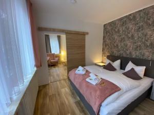 Postel nebo postele na pokoji v ubytování Hotel Rathaus