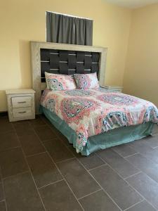 um quarto com uma cama com uma cabeceira preta em Condominio puerto peñasco em Puerto Peñasco