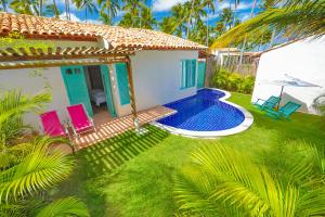 - une vue aérienne sur une maison avec une piscine dans l'établissement Pousada Patacho, à Porto de Pedras