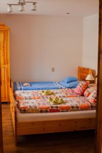 A bed or beds in a room at Gazdov dvor