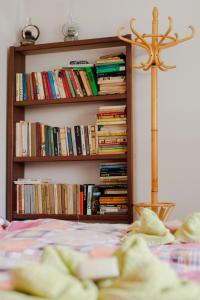 una cama con una estantería llena de libros en Gazdov dvor en Vavrišovo