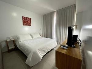 1 dormitorio con 1 cama y TV en una mesa de madera en Deluxe apartment in great location en Buenos Aires