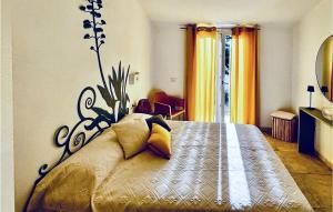 - une chambre avec un grand lit à aigle dans l'établissement 1 Bedroom Stunning Home In Baia S, Anna Budoni, à Tanaunella