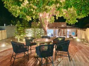 a group of chairs and a table and a table and chairs at Villa Xodó in Fernando de Noronha