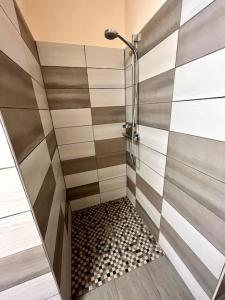 eine Dusche mit einer schwarz-weiß gestreiften Wand in der Unterkunft Ferienwohnung Alte Schule 4 "Hermann Lietz" in Mellenbach-Glasbach + 14 Fotos