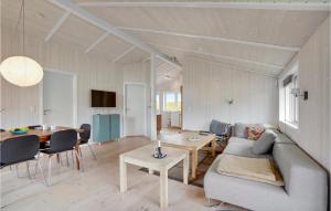 AskebyにあるAwesome Home In Askeby With 4 Bedrooms, Sauna And Wifiのリビングルーム(ソファ、テーブル付)