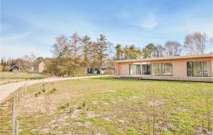 uma casa com um grande quintal em frente em Lovely Home In Ebeltoft With Wifi em Ebeltoft