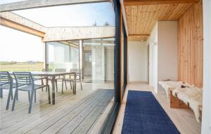 una sala da pranzo con tavolo e sedie su una terrazza di Lovely Home In Ebeltoft With Wifi a Ebeltoft