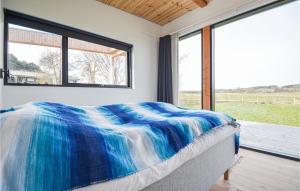 una camera con un letto e una grande finestra di Lovely Home In Ebeltoft With Wifi a Ebeltoft