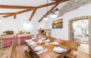 a dining room with a wooden table and a kitchen at Cozy Home In Sajini With Outdoor Swimming Pool in Šajini