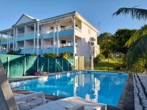 Sundlaugin á TROIS ILETS-GRAND STUDIO-VUE MER PARADISIAQUE-PISCINE -BIEN SITUE- PRES de la Plage 3 minutes à pieds -DES Commerces et Restaurants eða í nágrenninu