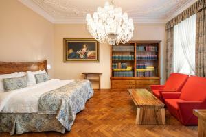 um quarto com uma cama e um lustre em BHG Apartments Prague em Praga