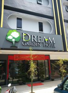 un cartello per un hotel giardino da sogno in un edificio di Dream Garden Hotel a Klang