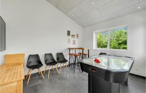 Habitación con sillas negras y pecera en 6 Bedroom Beautiful Home In Ringkbing, en Ringkøbing