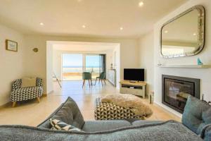 sala de estar con sofá y chimenea en Luxury house with sea view Dorset, Inglaterra, Reino Unido en Radipole
