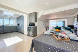 a kitchen and a living room with a table in it at Luxury house with sea view Dorset, Inglaterra, Reino Unido in Radipole