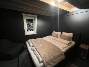 Postel nebo postele na pokoji v ubytování Central Architect-Designed Apartment