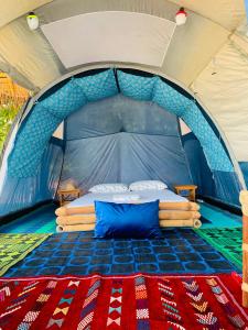 ein Bett im Inneren eines Zeltes in der Unterkunft Glamping Lakeview Ouidah 