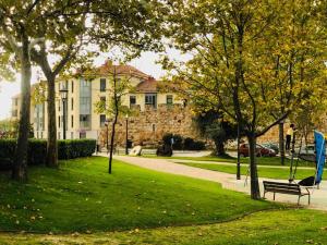a park with a bench in front of a building at Apartamento La Bien Cercada in Zamora